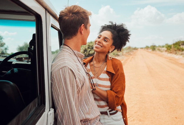 Liebespaar reisen und lächeln für Roadtrip auf dem Land im Wüstenurlaub in der Natur Glücklicher Mann und Frau lächeln für Beziehungsreisen und Abenteuer für Urlaubsbindungen im Freien