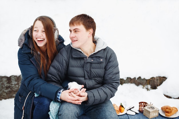 Liebespaar Spaß im Freien im Winter