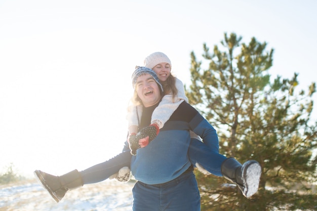 Liebespaar spielen im Winter im Wald