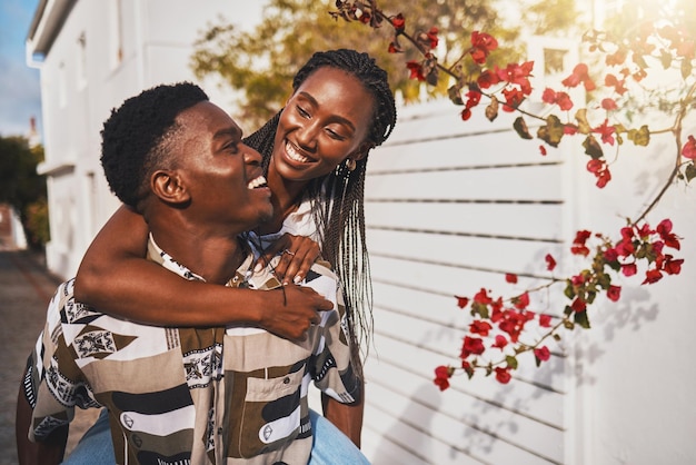 Liebespaar und glücklich mit einem jungen Mann und einer jungen Frau, die im Sommer mit einem Lächeln zusammen nach draußen gehen Dating Zuneigung und Romantik mit einem Freund und einer Freundin, die Reisen und Tourismus genießen