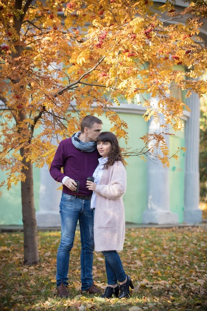 Liebespaar unter dem Herbstbaum im Park