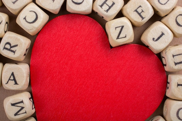 Foto liebessymbol und buchstabenwürfel aus holz