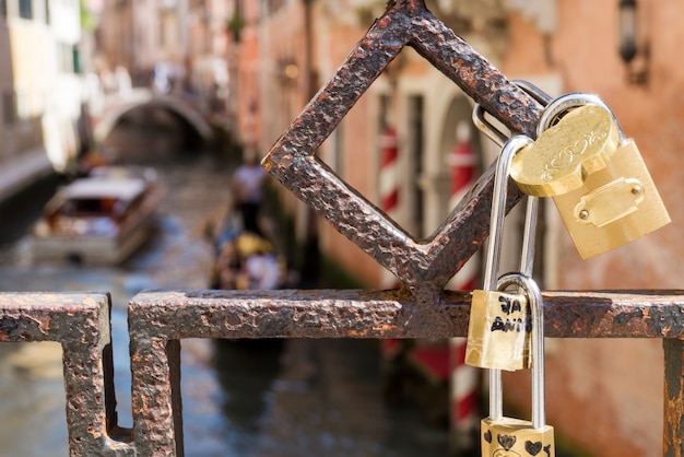 Liebesvorhängeschlösser angebracht, um in Venedig zu überbrücken