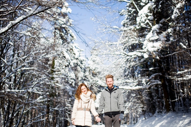 Liebevolle junge Paare am Winterwald