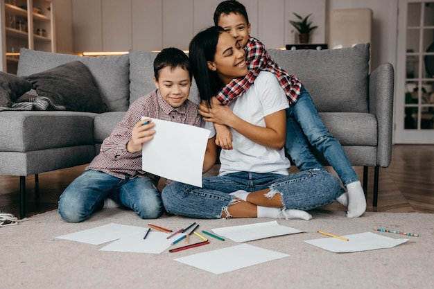 Liebevolle kleine Jungen haben ein Bild für ihre Mutter gezeichnet und zeigen, dass Mutter glücklich und entzückt ist