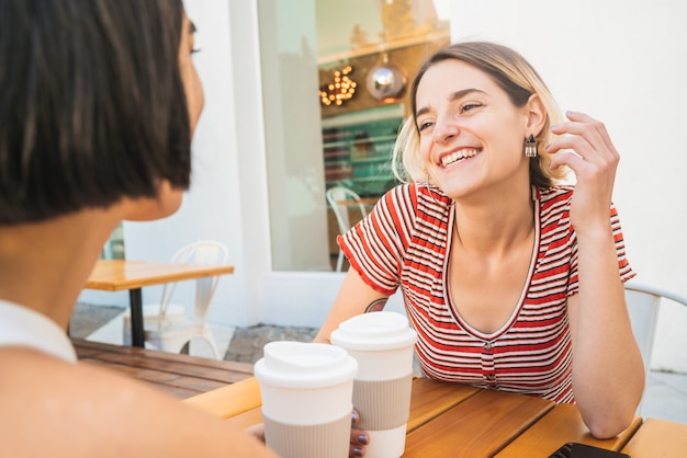 Liebevolle lesbische Paare, die ein Datum an der Kaffeestube haben.