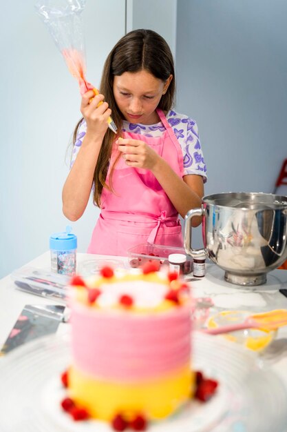 Liebevolle Mutter bringt ihrer Tochter die Freude am Backen bei