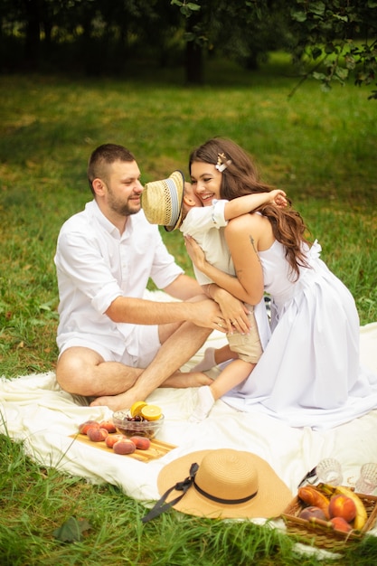 Liebevolle Mutter im weißen Kleid küsst ihren Sohn in den Lippen.