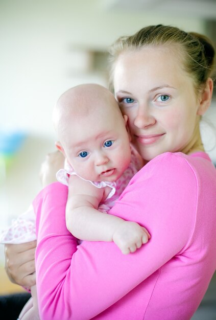 Foto liebevolle mutter und kleine tochter