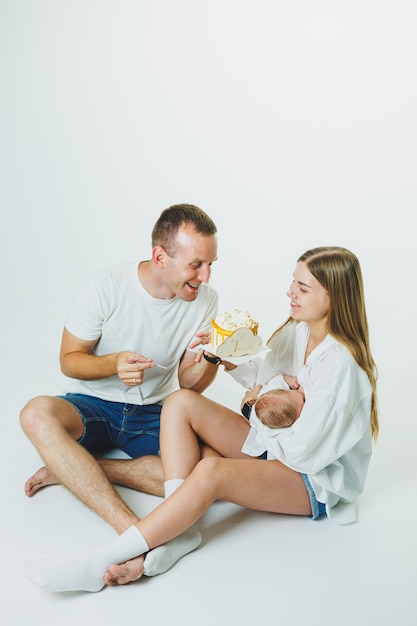 Liebevolle Mutter und Vater halten ein Neugeborenes in ihren Armen Vater und Mutter und sein süßer Neugeborener Elternbeziehung zwischen Eltern und Sohn Glückliche Elternschaft und die Freude, Eltern zu sein