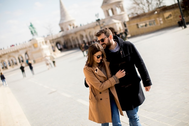 Liebevolle Paare, die in Budapest, Ungarn gehen