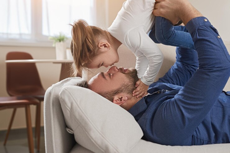 Liebevoller Vater, der zu Hause mit Tochter spielt