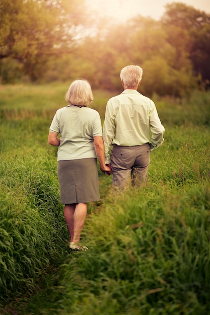 Liebevolles älteres Paar zu Fuß