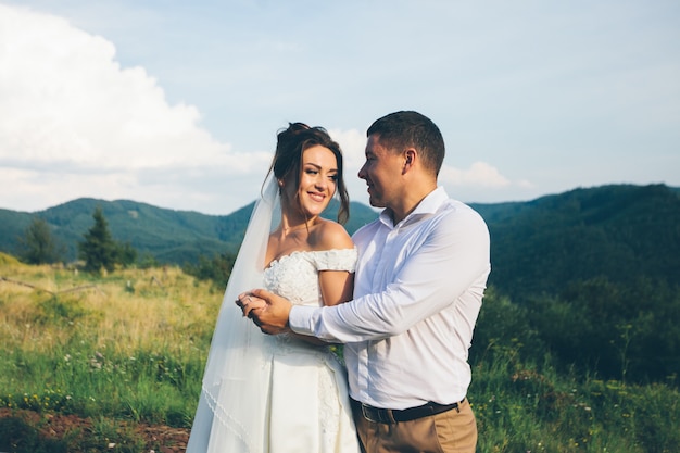 Liebevolles Hochzeitspaar in den Bergen