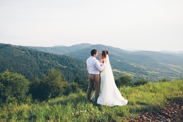 Liebevolles Hochzeitspaar in den Bergen