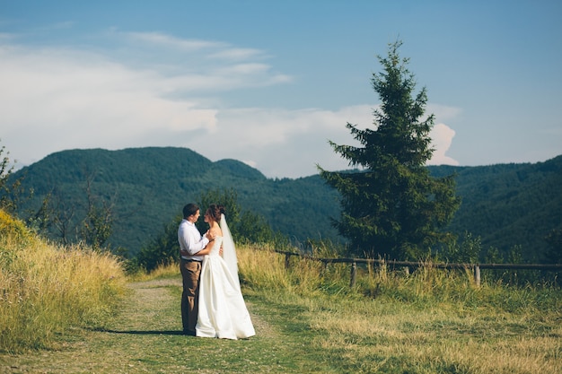 Liebevolles Hochzeitspaar, Mann und Frau