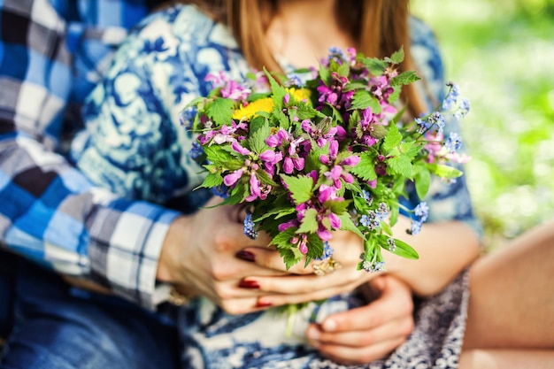 Liebevolles junges Paar bei einem Date mit Blumen