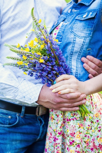 Liebevolles junges Paar bei einem Date mit Blumen