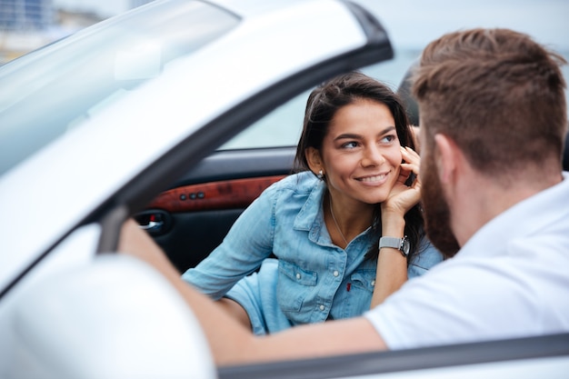 Liebevolles junges Paar im Urlaub mit dem Auto unterwegs