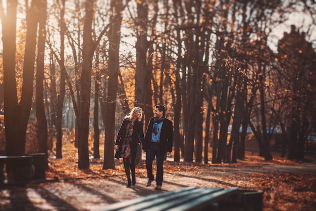 Liebevolles Paar geht im Park Händchen haltend