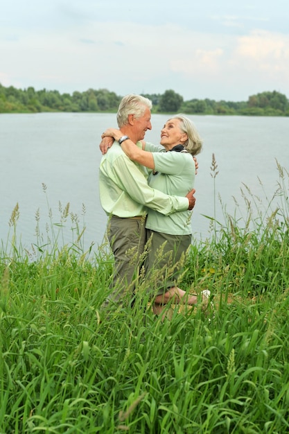 Liebevolles reifes Paar in der Nähe des Sees im Sommer