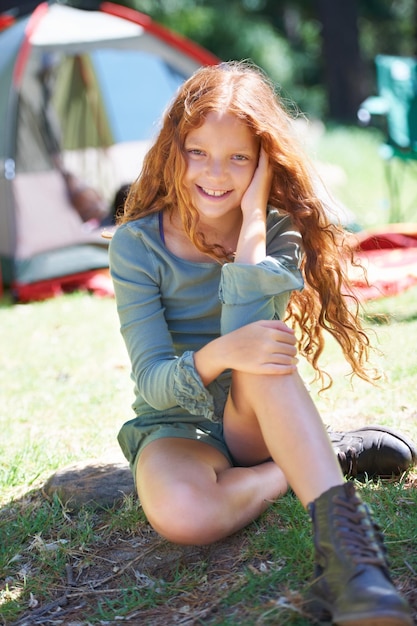 Liebevolles Sommerlager Aufnahme eines jungen Mädchens, das vor ihrem Campingplatz sitzt