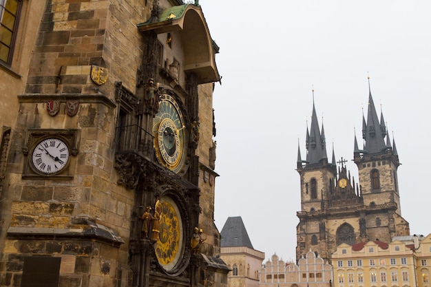 Liebfrauenkirche vor Teyn und astronomische Uhr Prag Tschechische Republik