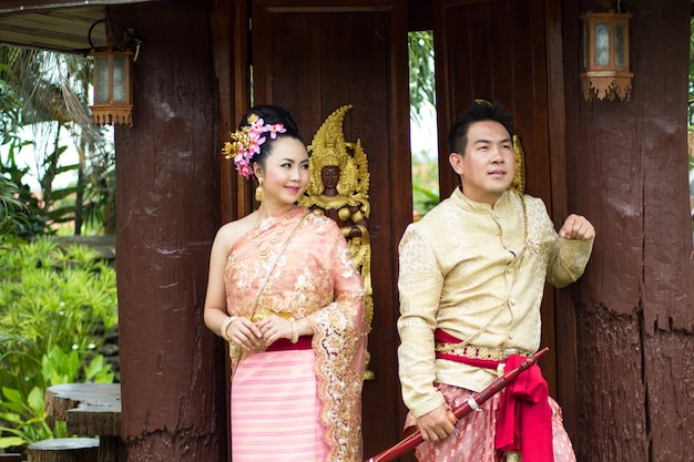 Liebhaber, der thailändisches Kleid trägt, ist Pre-wedding Fotografie