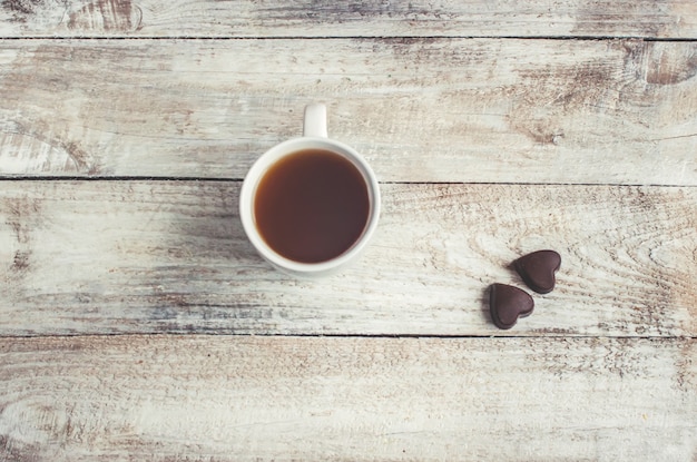 Liebhaber, die eine Tasse Tee zusammenhalten. Selektiver Fokus