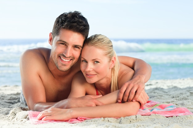 Liebhaber, die sich auf dem Strand hinlegen