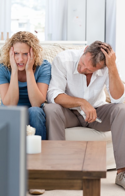 Liebhaber, die zu Hause im Wohnzimmer fernsehen