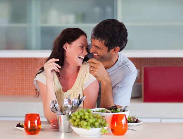 Liebhaber essen in der Küche