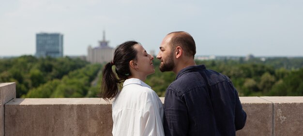 Liebhaber glückliches Paar küssen auf Turmdach