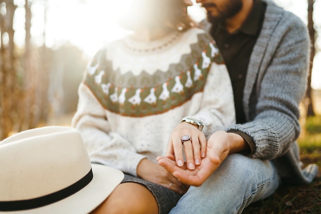 Liebhaber halten Hand Schönes Hipster-Paar, das sich amüsiert Paar trägt schöne Hüte Pullover