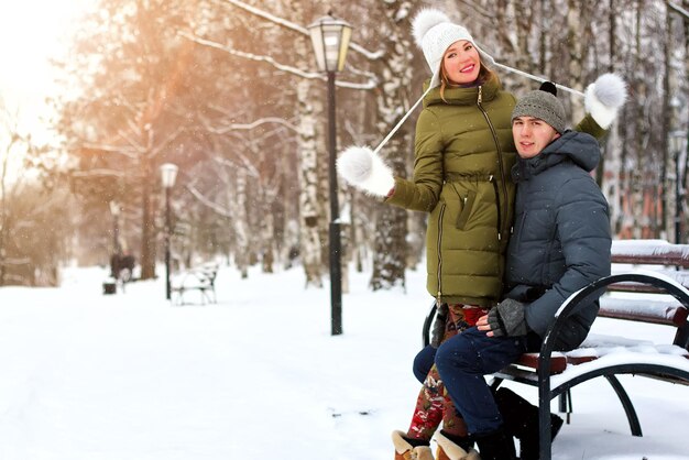 Liebhaber Heterosexuelle bei einem Date im Winter