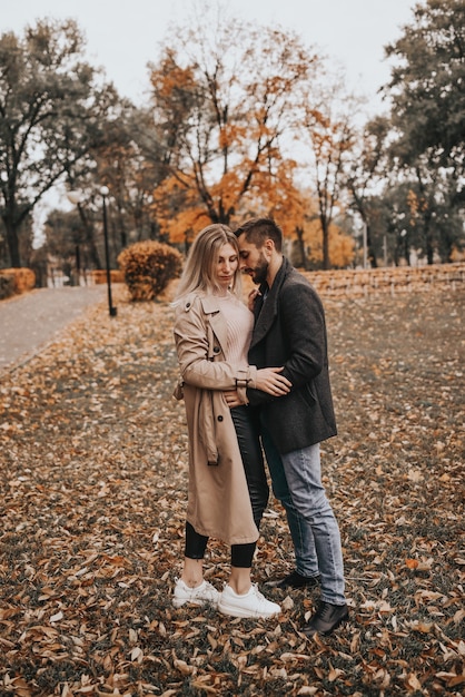 Liebhaber im Herbstpark