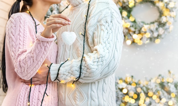 Liebhaber Mann und Frau auf einem Weihnachtshintergrund. Tiefenschärfe.