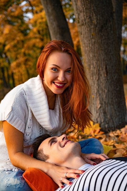 Foto liebhaber mann und frau im park im herbst