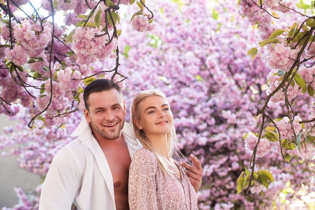 Liebhaber mit romantischen Momenten Sinnliches Paar Frau und Mann in rosa Blumen im Sommerblütenpark