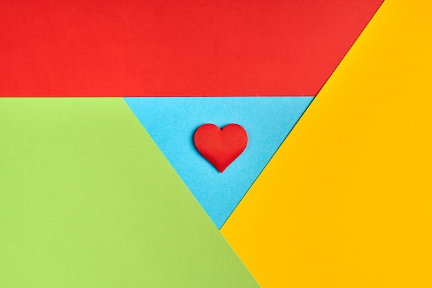 Lieblingsbrowserlogo aus Papier. Rote, gelbe, grüne und blaue Farben. Buntes und helles Logo mit rotem Herzen.