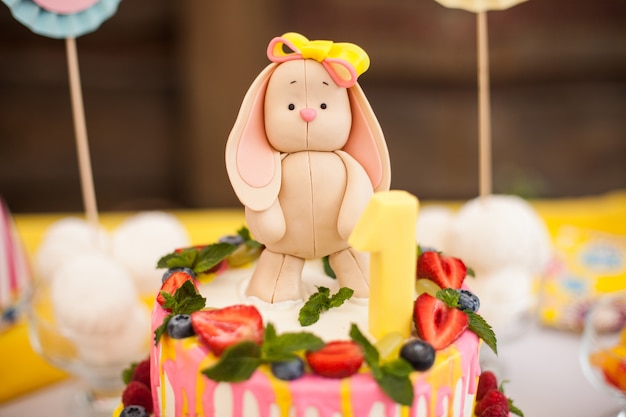 Liebre de masilla en el pastel para el cumpleaños del niño