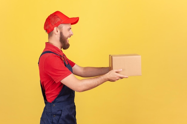 Lieferbote, der ein Kartonpaket hält, das den Frachttransportdienst von Tür zu Tür liefert