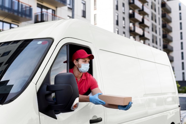 Lieferbote im Auto mit Paket