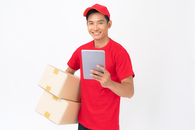 Lieferbote in der roten T-Shirtuniform, die mit Paketpostfach steht