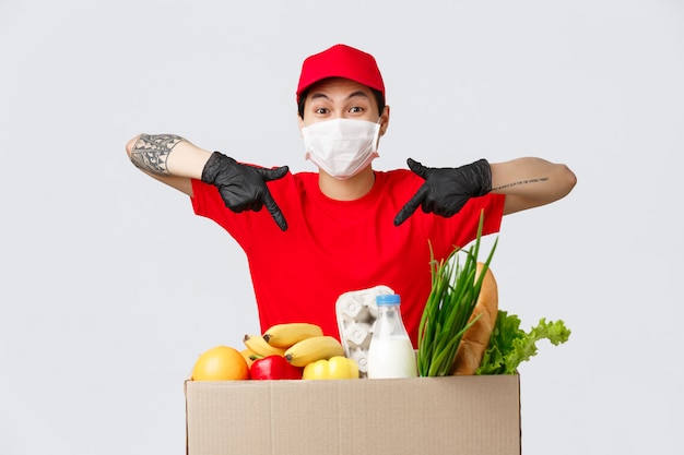 Lieferbote in einem roten T-Shirt, das medizinische Maske trägt