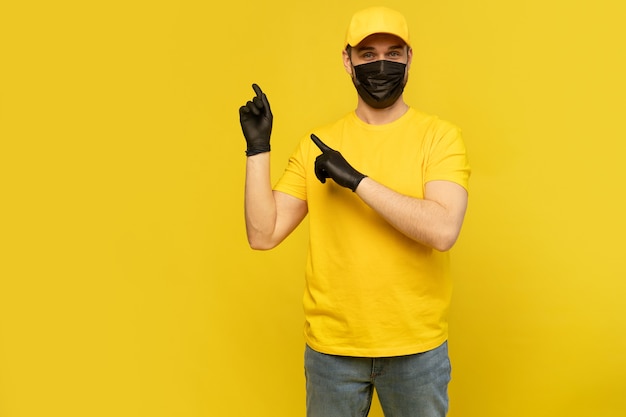 Lieferbote in gelber Mütze, T-Shirt Uniform, Maskenhandschuhe isoliert