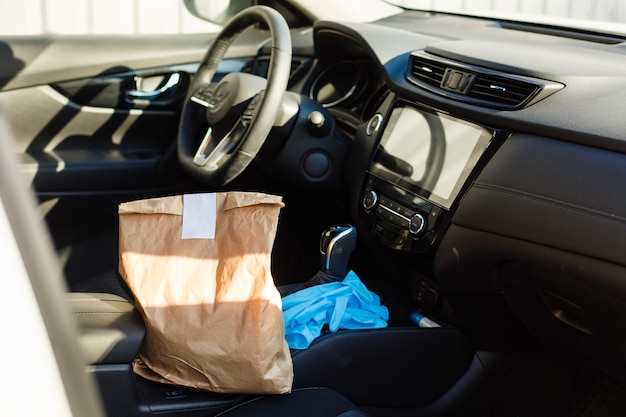 Lieferbote liefert Bestellungen mit dem Auto. Lieferservice unter Quarantäne, Krankheitsausbruch, Coronavirus Covid-19-Pandemiebedingungen.