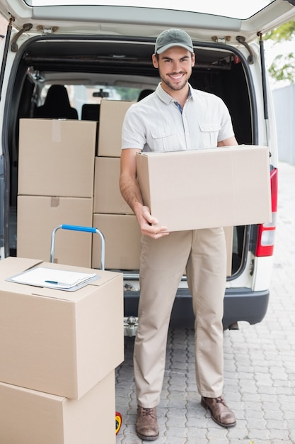 Lieferfahrer, der seinen Packwagen mit Kästen lädt