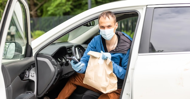 Lieferfahrer fährt mit Paketen auf dem Sitz.