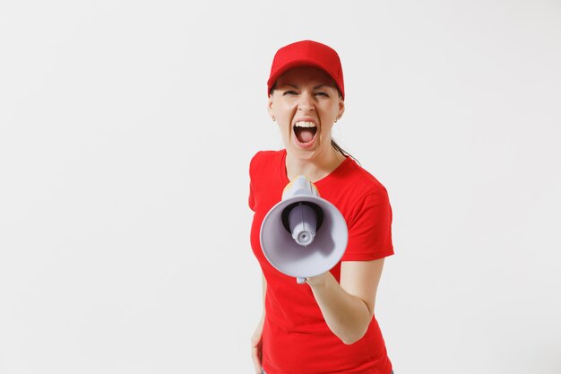 Lieferfrau in der roten Uniform lokalisiert auf weißem Hintergrund. Frau in Mütze, T-Shirt, die als Kurier arbeitet und in Megaphon-heißen Nachrichten schreit. Fun Girl kündigt Rabattverkauf an. Kopieren Sie Platz für Werbung.